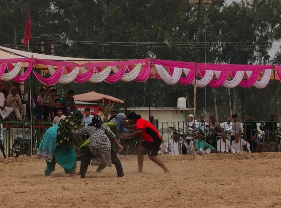 कुरुक्षेत्र। किरमिच गांव में कब्बडी प्रतियोगिता के दौरान मुकाबला करती महिला खिलाड़ी। संवाद कुरुक्षेत्र। किरमिच गांव में कब्बडी प्रतियोगिता के दौरान मुकाबला करती महिला खिलाड़ी। संवाद