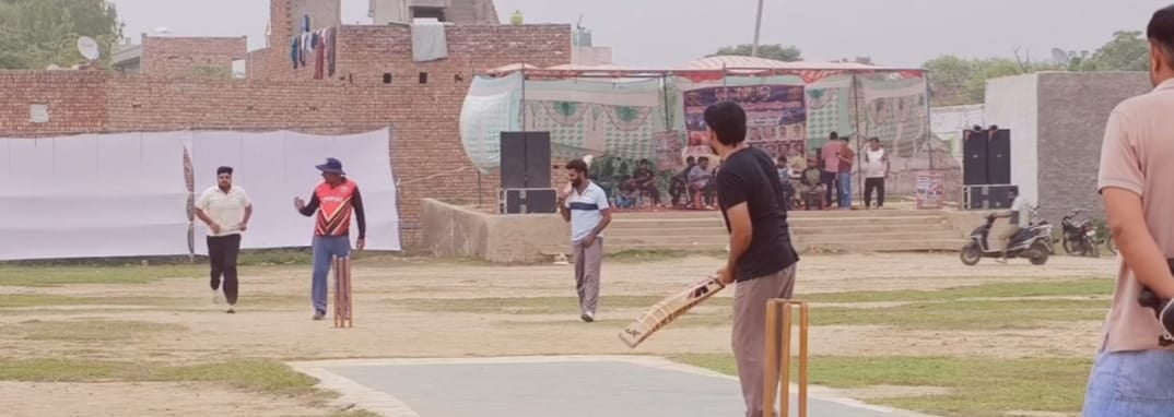 क्रिकेट प्रतियोगिता में हिस्सा लेते हुए खिलाड़ी। संवाद