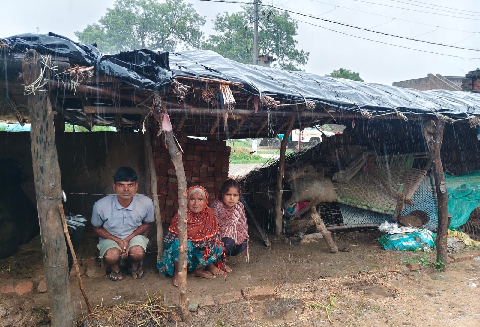 लोहारों वाले चौराहे पर जलभराव व गड्ढों के बीच गुजरते वाहन। संवाद
