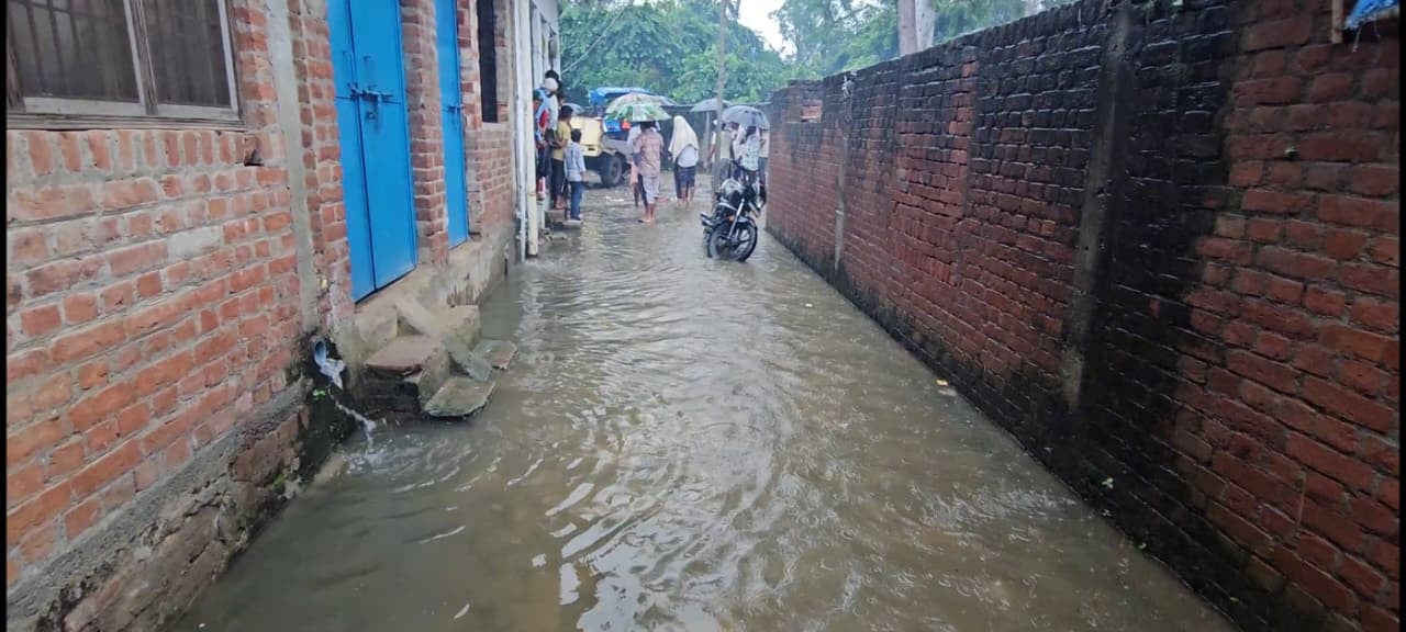 लोहारों वाले चौराहे पर जलभराव व गड्ढों के बीच गुजरते वाहन। संवाद