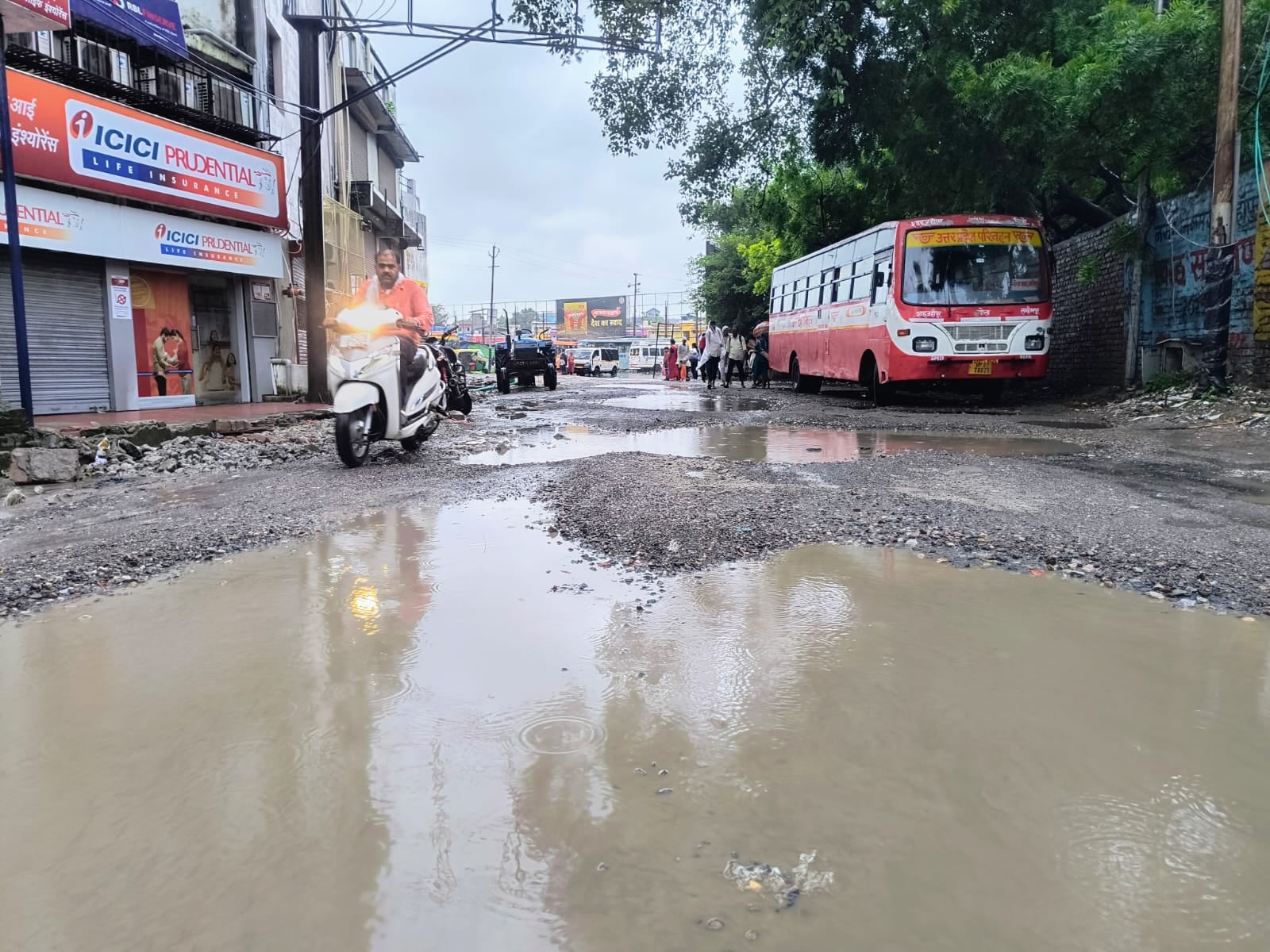 लोहारों वाले चौराहे पर जलभराव व गड्ढों के बीच गुजरते वाहन। संवाद