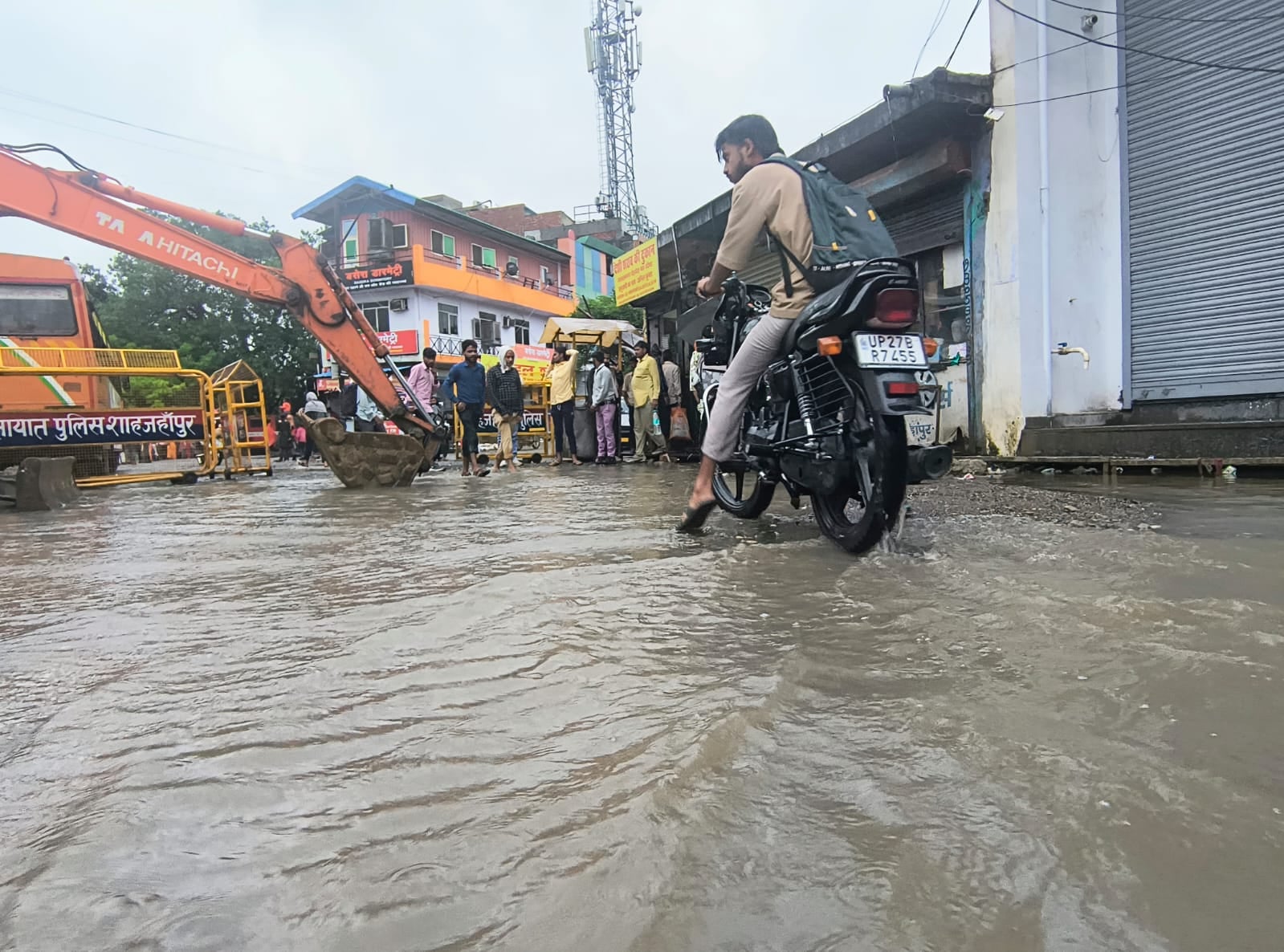 लोहारों वाले चौराहे पर जलभराव व गड्ढों के बीच गुजरते वाहन। संवाद