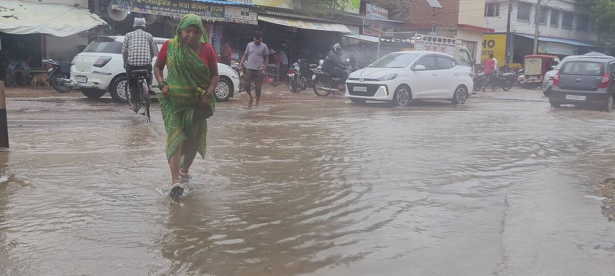 लालगंज रोड पर अहमदपुर के पास महुआ का पेड़ गिरने से आवागमन रहा बाधित। लालगंज रोड पर अहमदपुर के पास महुआ का पेड़ गिरने से आवागमन रहा बाधित।