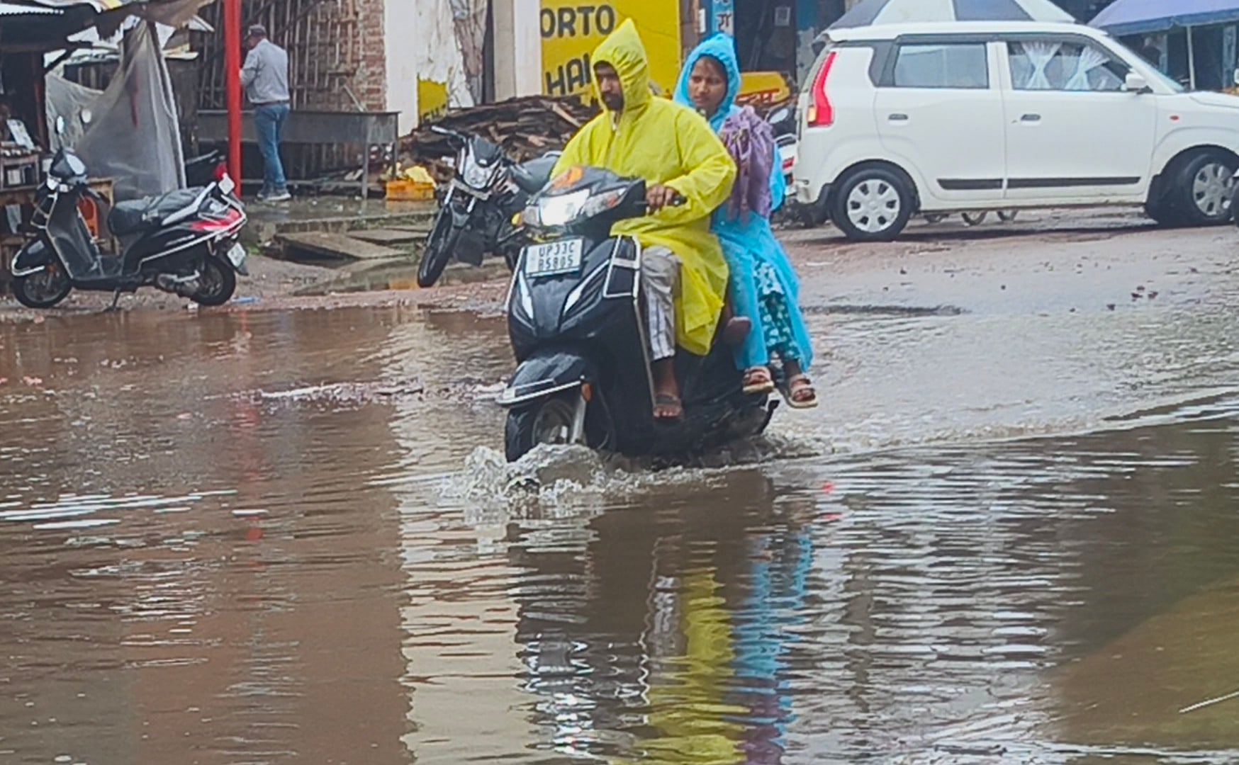 लालगंज रोड पर अहमदपुर के पास महुआ का पेड़ गिरने से आवागमन रहा बाधित। लालगंज रोड पर अहमदपुर के पास महुआ का पेड़ गिरने से आवागमन रहा बाधित।