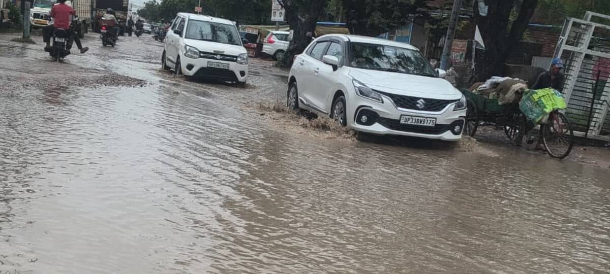 लालगंज रोड पर अहमदपुर के पास महुआ का पेड़ गिरने से आवागमन रहा बाधित। लालगंज रोड पर अहमदपुर के पास महुआ का पेड़ गिरने से आवागमन रहा बाधित।