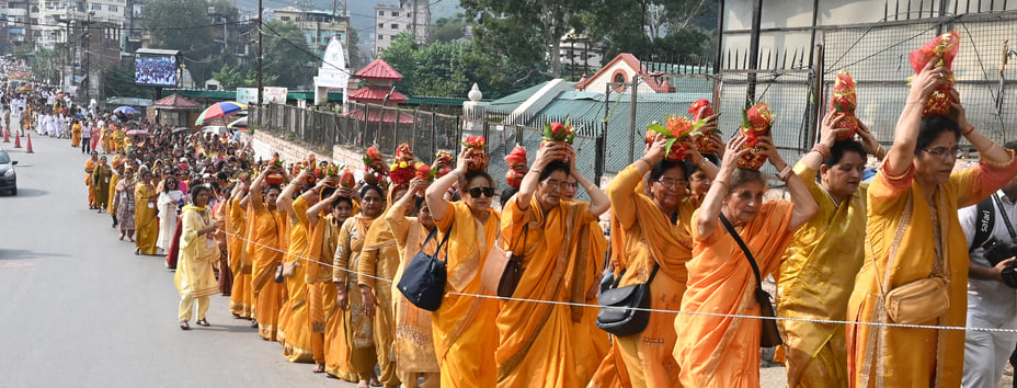 मंडी में  आयोजित देव समागम कार्यक्रम में निकली शोभायात्रा में भाग लेते देवी देवता देवलुओं व श्र