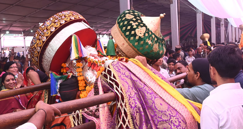 मंडी में आयोजित देव समागम में सांस्कृतिक कार्यक्रम पेश करती युवतियां। संवाद मंडी में आयोजित देव समागम में सांस्कृतिक कार्यक्रम पेश करती युवतियां। संवाद