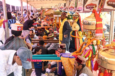 मंडी में आयोजित देव समागम में सांस्कृतिक कार्यक्रम पेश करती युवतियां। संवाद मंडी में आयोजित देव समागम में सांस्कृतिक कार्यक्रम पेश करती युवतियां। संवाद