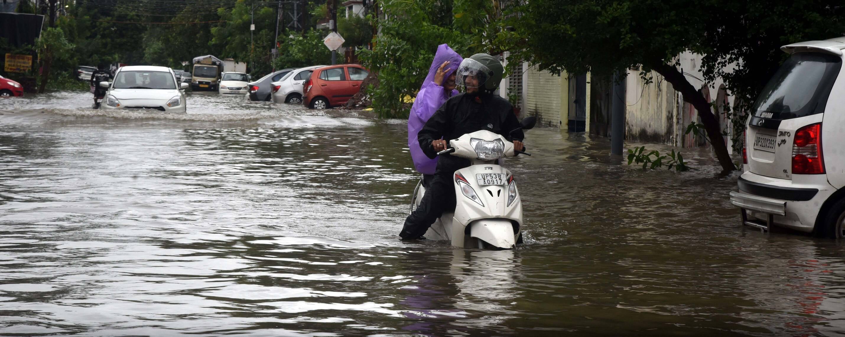 मंडी में जलभराव से हुई परेशानी। मंडी में जलभराव से हुई परेशानी।