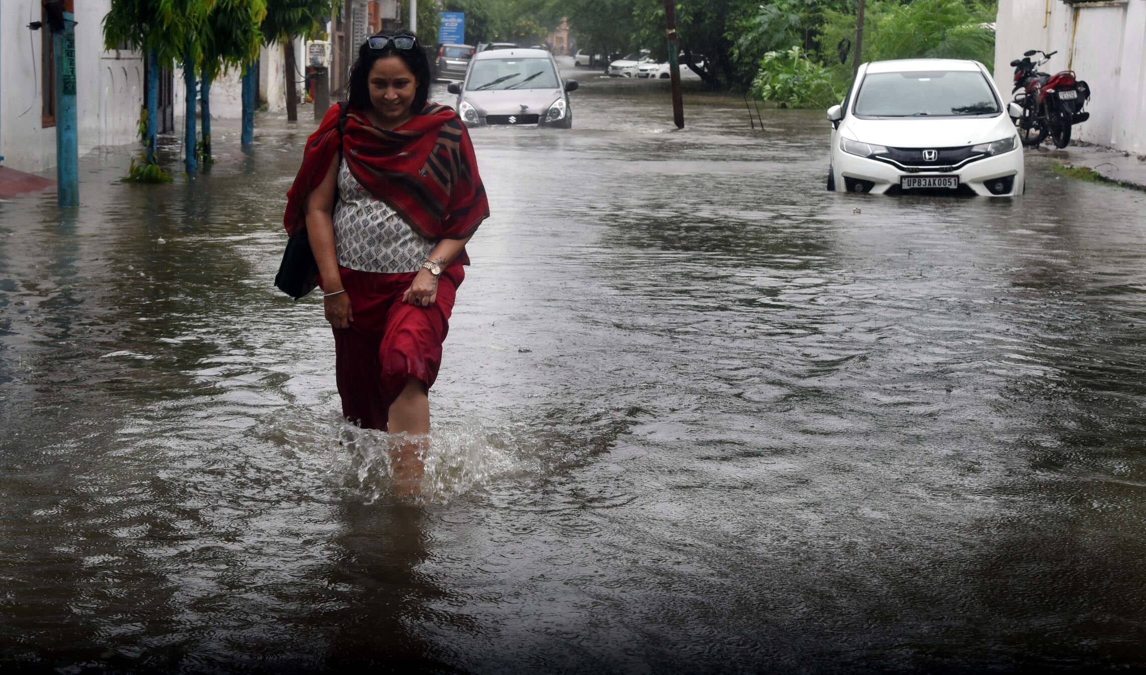 मंडी में जलभराव से हुई परेशानी। मंडी में जलभराव से हुई परेशानी।