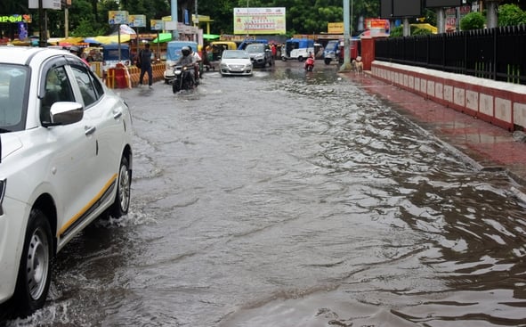 मंडी में जलभराव से हुई परेशानी। मंडी में जलभराव से हुई परेशानी।