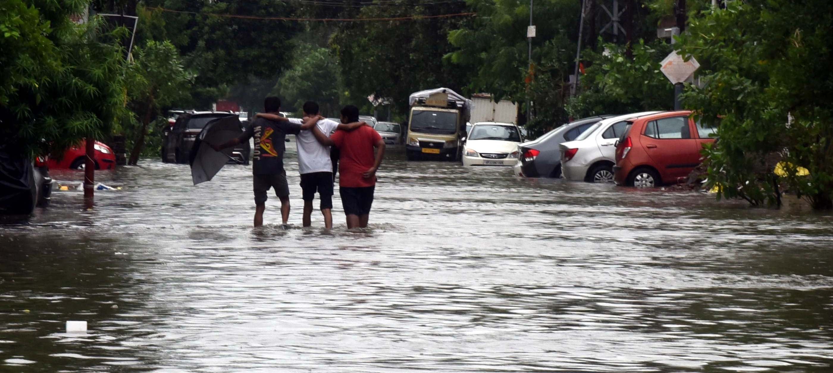 मंडी में जलभराव से हुई परेशानी। मंडी में जलभराव से हुई परेशानी।