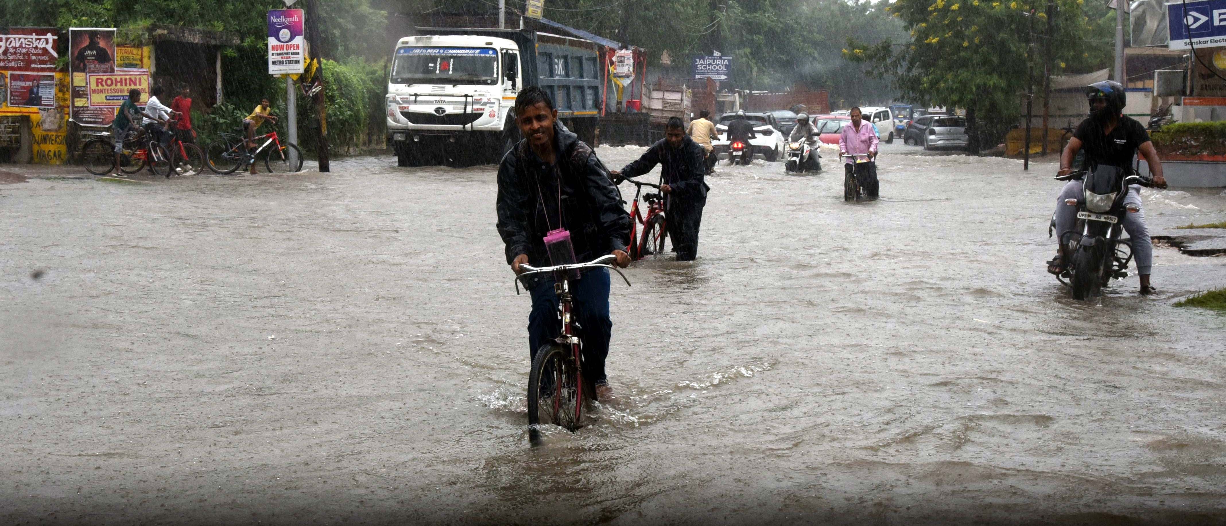 मंडी में जलभराव से हुई परेशानी। मंडी में जलभराव से हुई परेशानी।