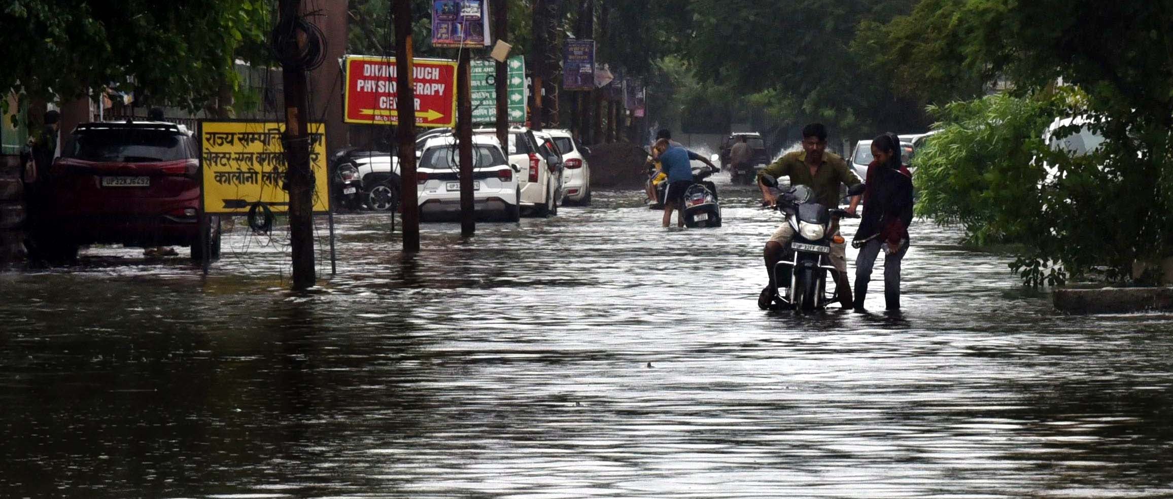 मंडी में जलभराव से हुई परेशानी। मंडी में जलभराव से हुई परेशानी।