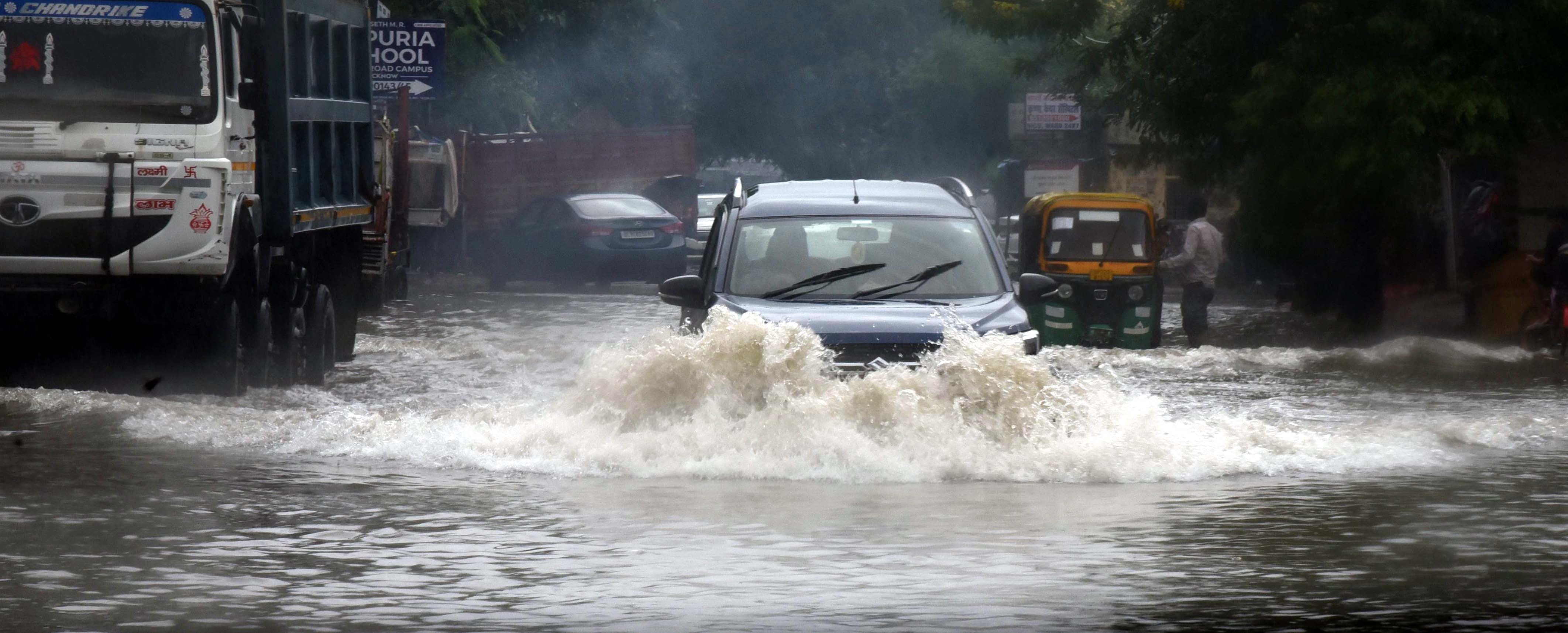 मंडी में जलभराव से हुई परेशानी। मंडी में जलभराव से हुई परेशानी।