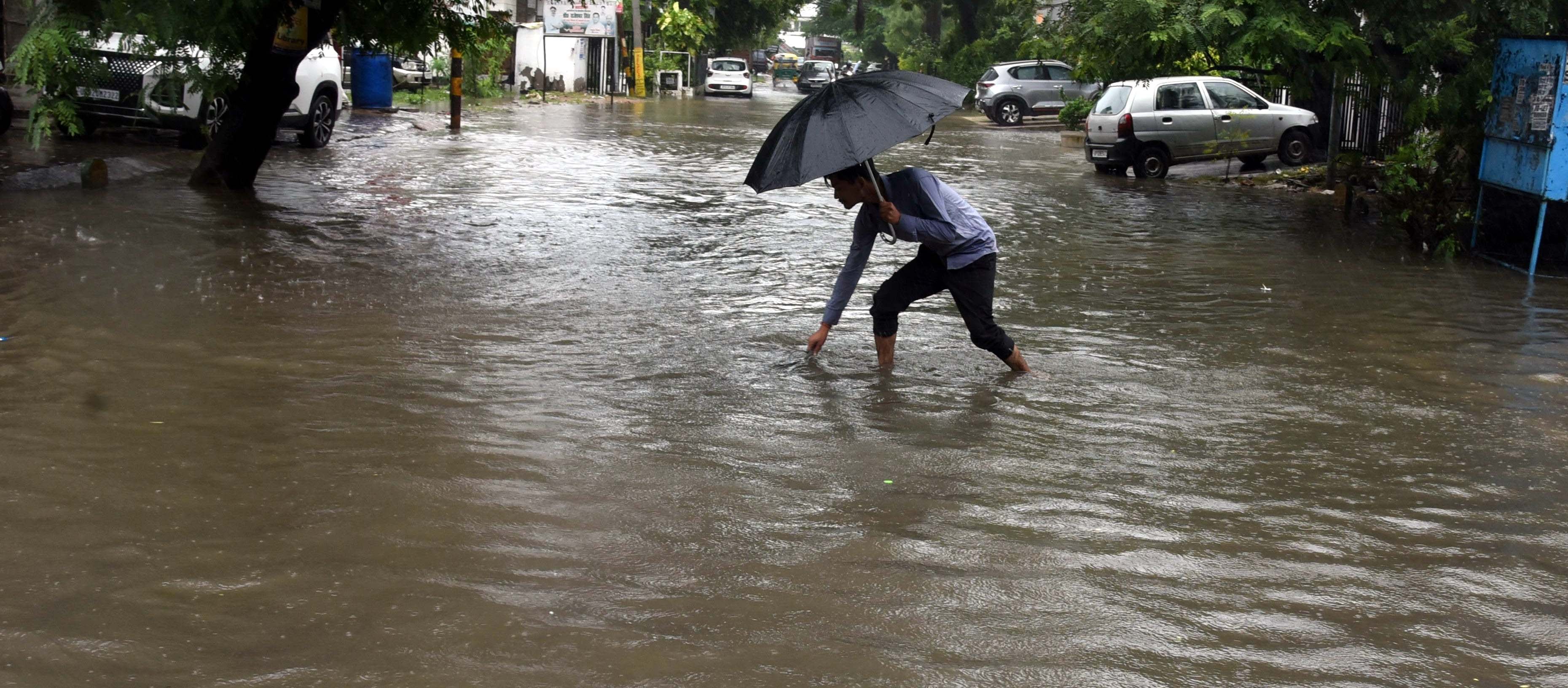 मंडी में जलभराव से हुई परेशानी। मंडी में जलभराव से हुई परेशानी।