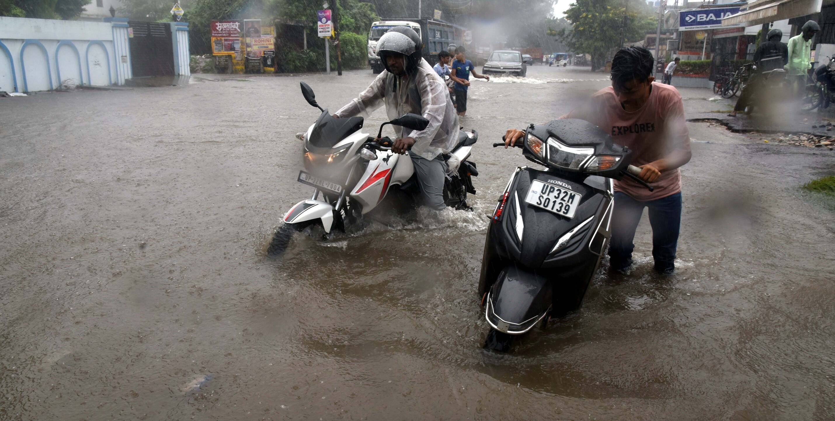 मंडी में जलभराव से हुई परेशानी। मंडी में जलभराव से हुई परेशानी।