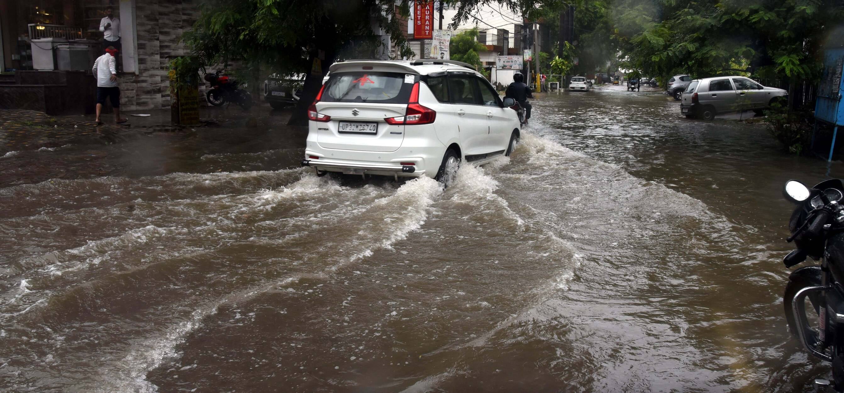 मंडी में जलभराव से हुई परेशानी। मंडी में जलभराव से हुई परेशानी।
