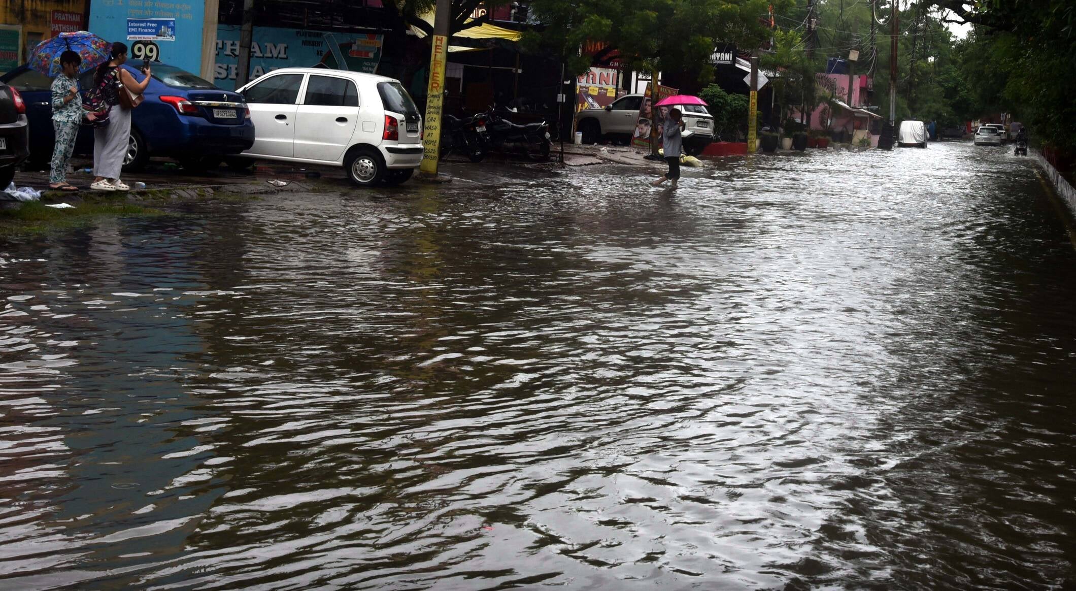 मंडी में जलभराव से हुई परेशानी। मंडी में जलभराव से हुई परेशानी।