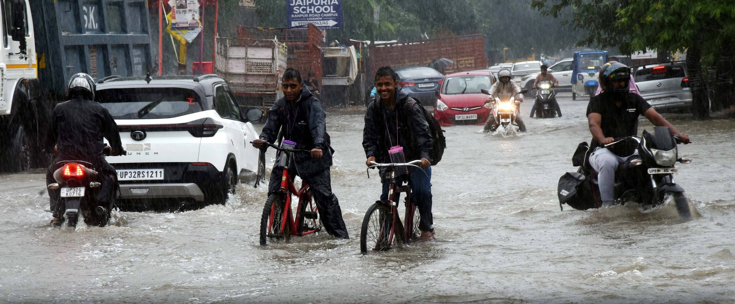 मंडी में जलभराव से हुई परेशानी। मंडी में जलभराव से हुई परेशानी।