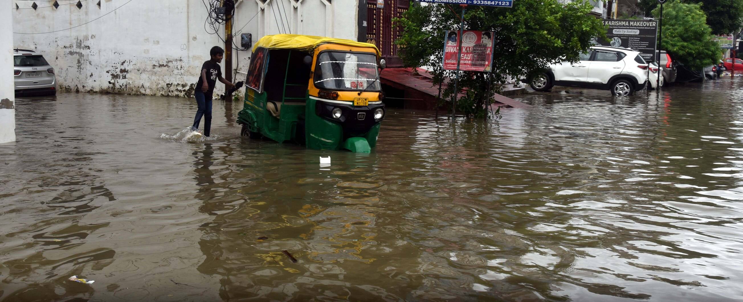 मंडी में जलभराव से हुई परेशानी। मंडी में जलभराव से हुई परेशानी।