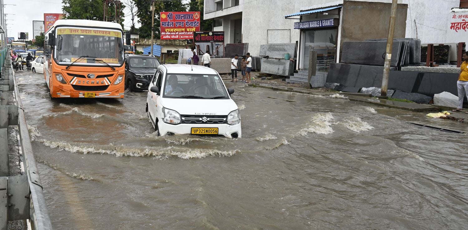 मंडी में जलभराव से हुई परेशानी। मंडी में जलभराव से हुई परेशानी।