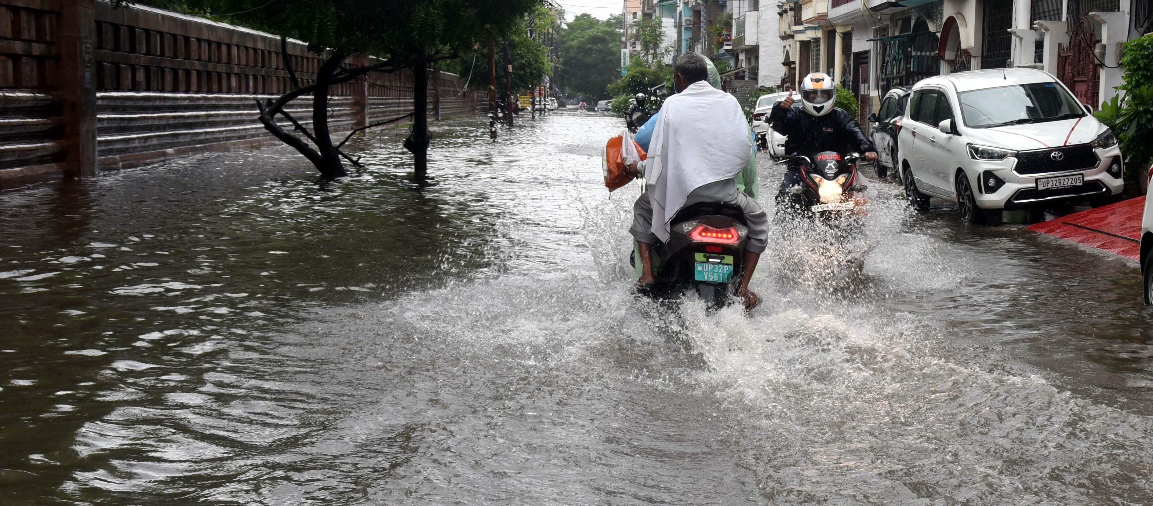 मंडी में जलभराव से हुई परेशानी। मंडी में जलभराव से हुई परेशानी।