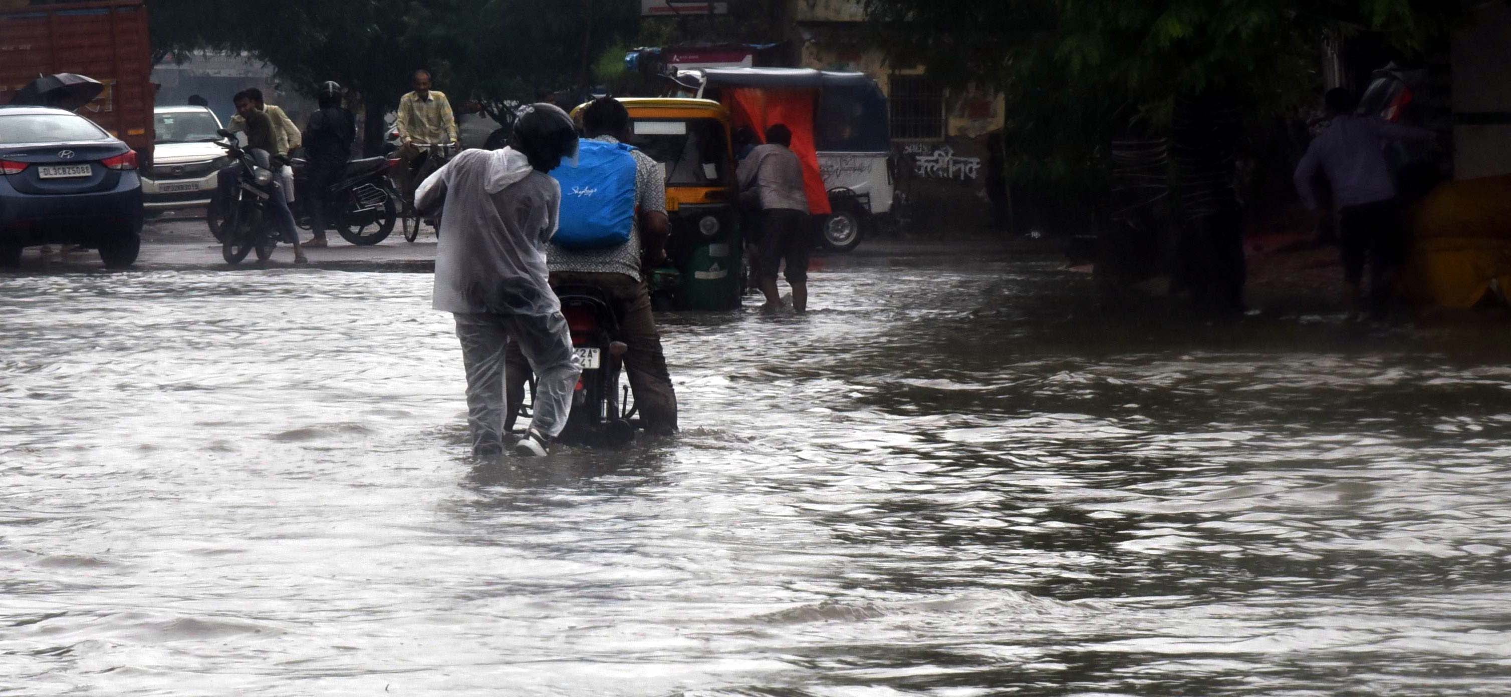 मंडी में जलभराव से हुई परेशानी। मंडी में जलभराव से हुई परेशानी।