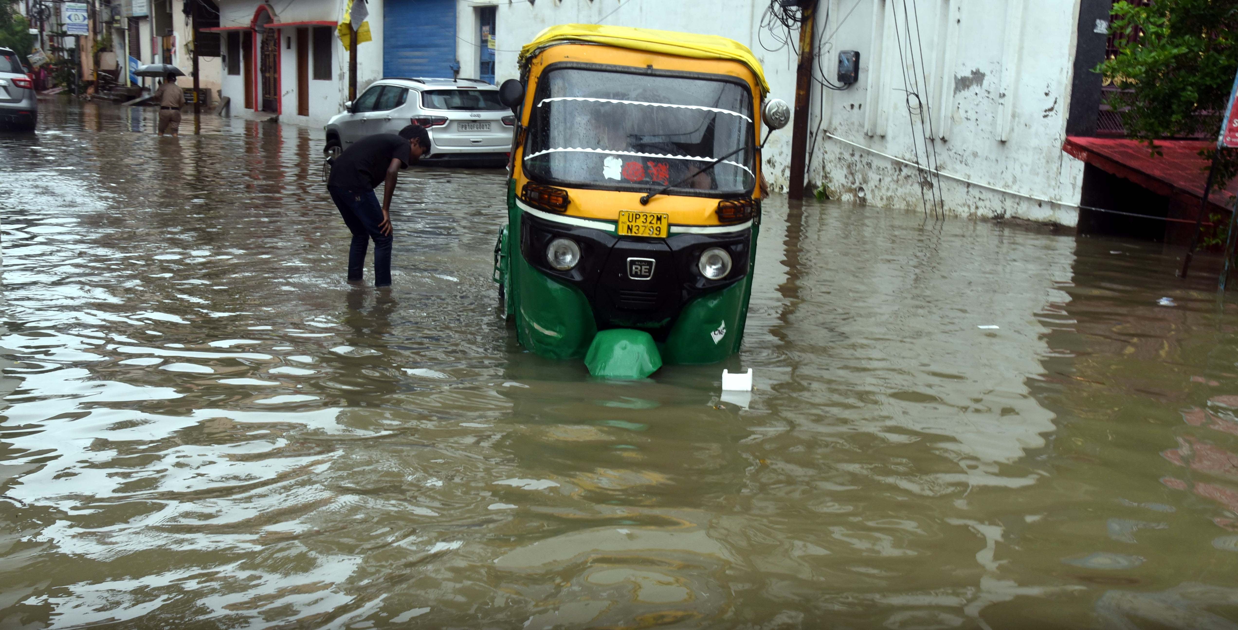 मंडी में जलभराव से हुई परेशानी। मंडी में जलभराव से हुई परेशानी।