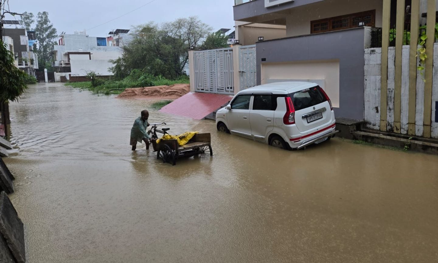 मंडी में जलभराव से हुई परेशानी। मंडी में जलभराव से हुई परेशानी।