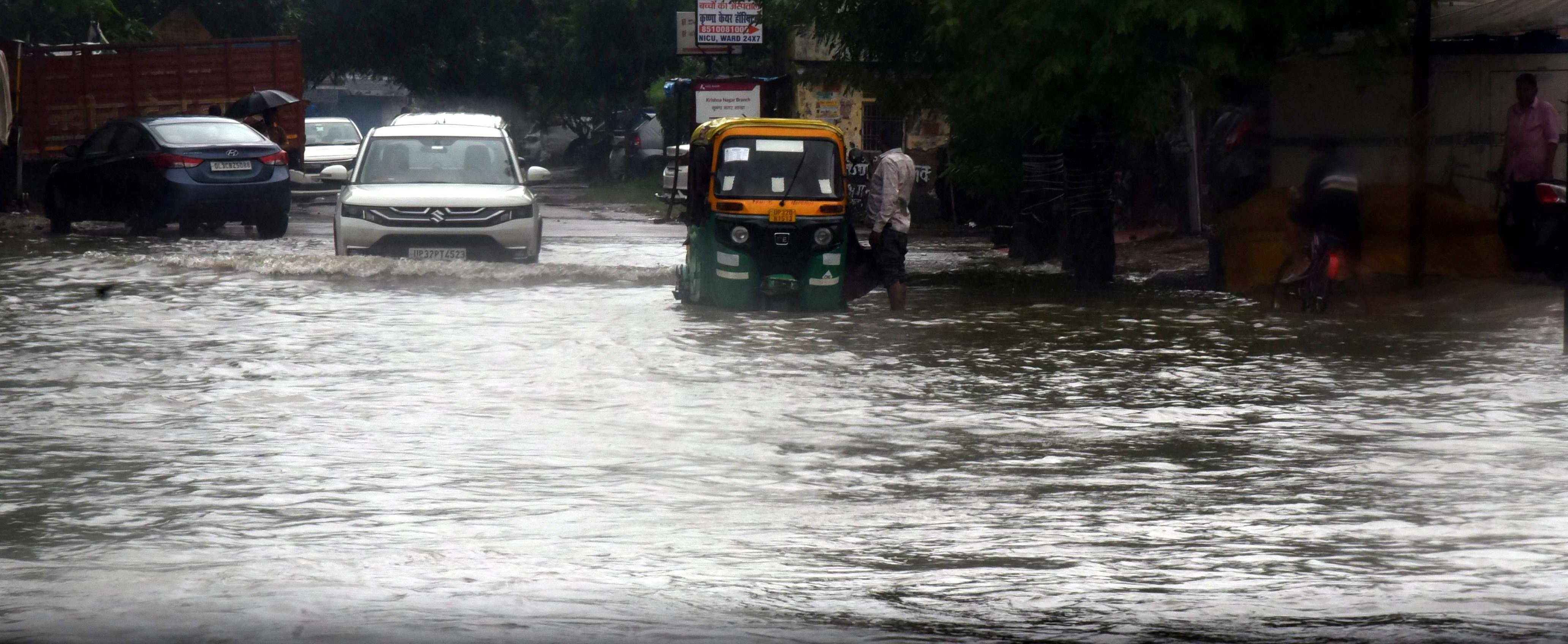 मंडी में जलभराव से हुई परेशानी। मंडी में जलभराव से हुई परेशानी।