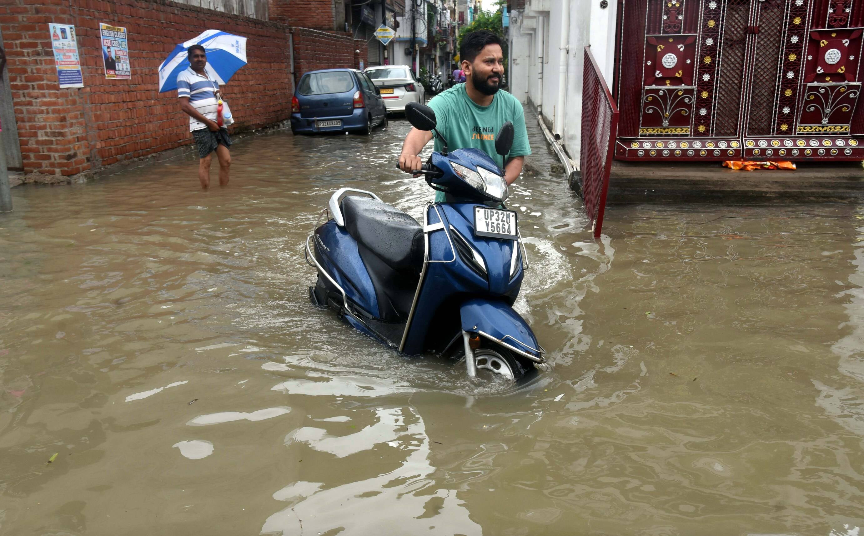 मंडी में जलभराव से हुई परेशानी। मंडी में जलभराव से हुई परेशानी।