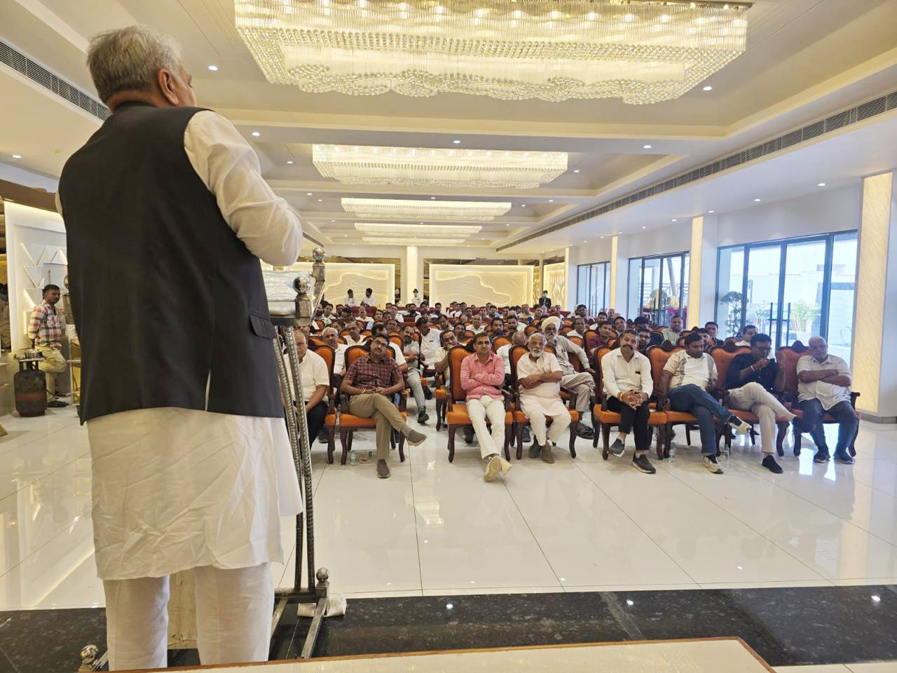 मिलर्स को संबोधित करते प्रदेश राइस मिलर्स एंड डीलर्स एसोसिएशन के प्रदेशाध्यक्ष अमरजीत छाबड़ा। व
