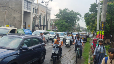 मटका चौक पर स्कूल की छुट्टी के समय लगा जाम। संवाद