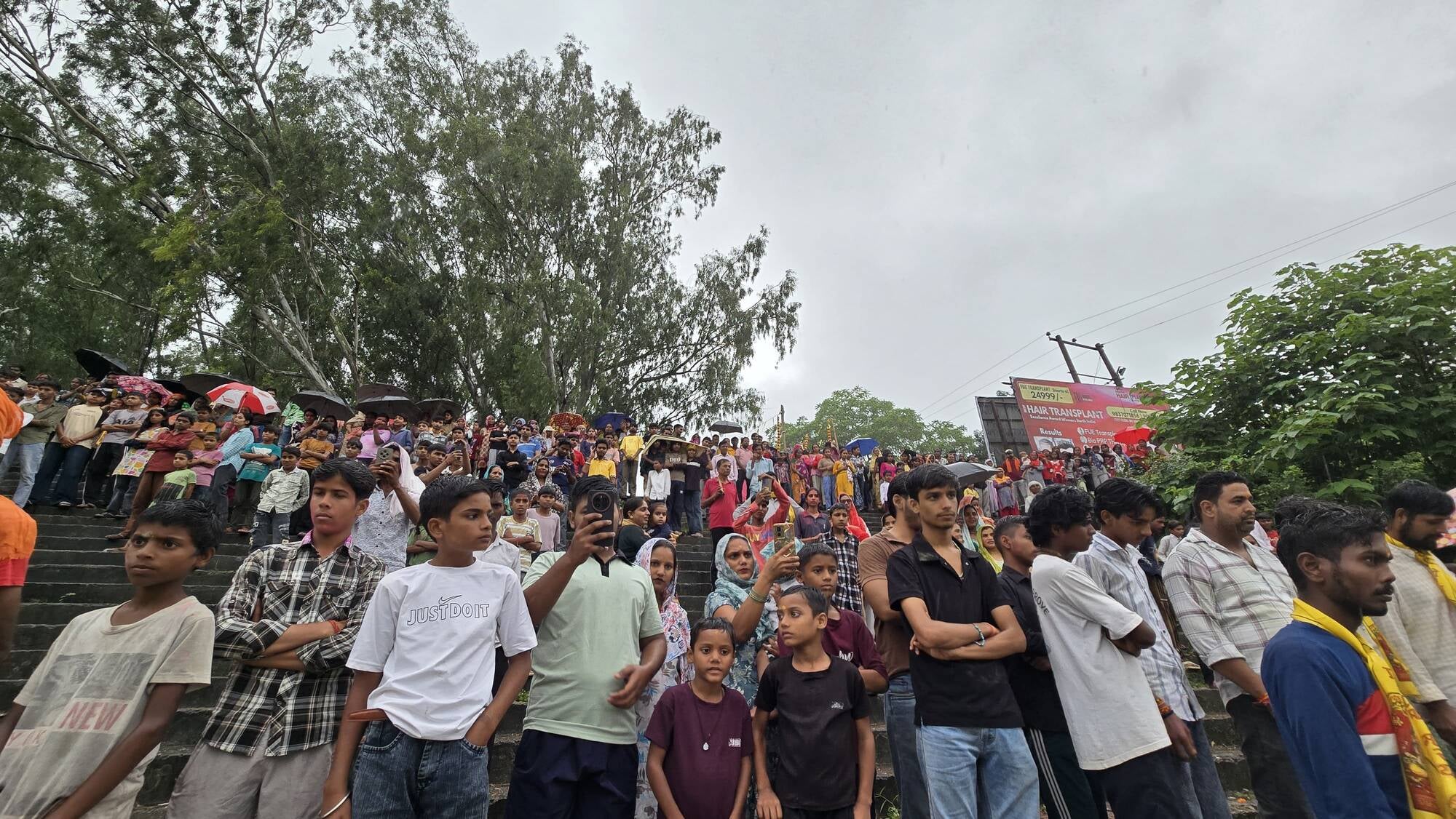 मध्य गंग नहर में गणपति बप्पा की मूर्ति विसर्जन करते श्रद्धालु स्रोत संवाद मध्य गंग नहर में गणपति बप्पा की मूर्ति विसर्जन करते श्रद्धालु स्रोत संवाद