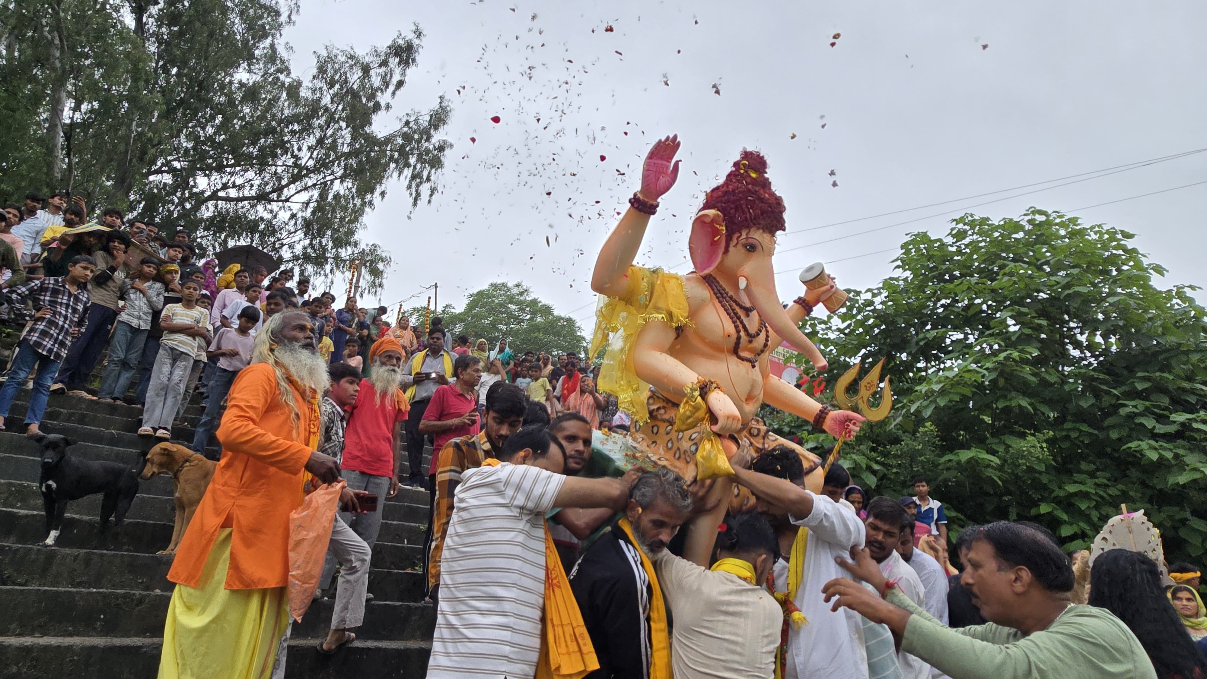 मध्य गंग नहर में गणपति बप्पा की मूर्ति विसर्जन करते श्रद्धालु स्रोत संवाद मध्य गंग नहर में गणपति बप्पा की मूर्ति विसर्जन करते श्रद्धालु स्रोत संवाद