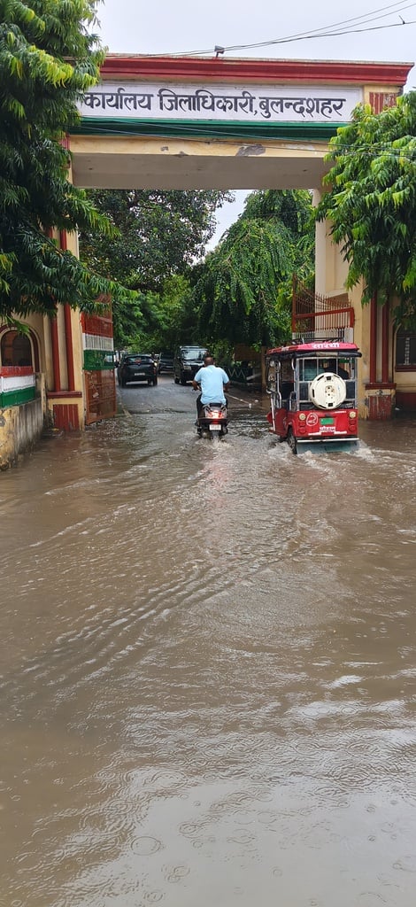 नगर के मानसरोवर द्वितीय में बारिश से बचने के लिए छाता लगाकर ट्यूशन जाते बच्चे। संवाद नगर के मानसरोवर द्वितीय में बारिश से बचने के लिए छाता लगाकर ट्यूशन जाते बच्चे। संवाद