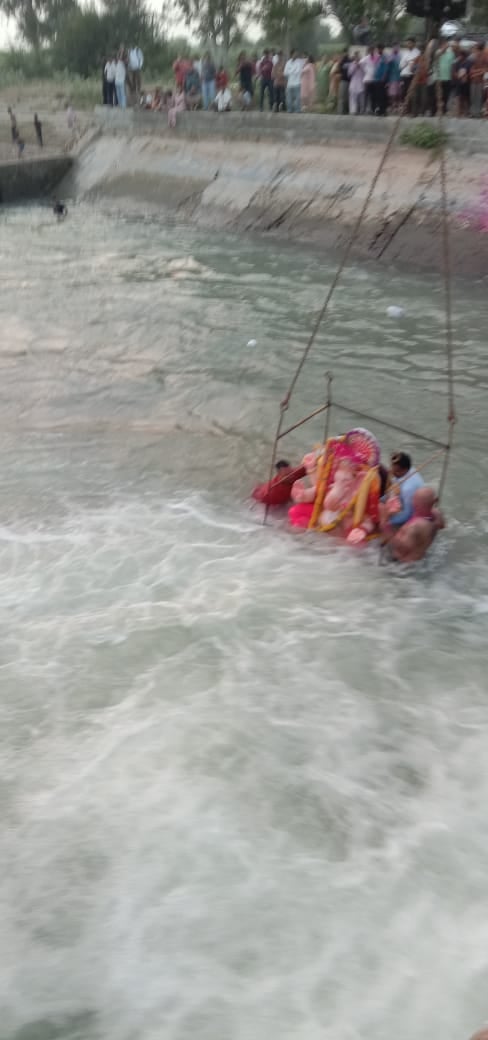 नहर में गणपति बप्पा मोरया की मूर्ति का विसर्जन करते हुए श्रद्धालु। विज्ञप्ति नहर में गणपति बप्पा मोरया की मूर्ति का विसर्जन करते हुए श्रद्धालु। विज्ञप्ति