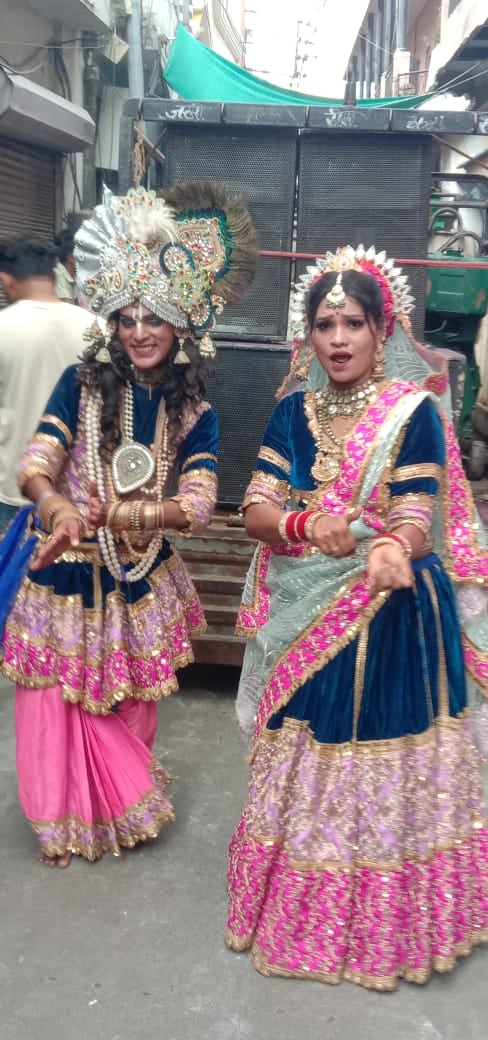 नहर में गणपति बप्पा मोरया की मूर्ति का विसर्जन करते हुए श्रद्धालु। विज्ञप्ति नहर में गणपति बप्पा मोरया की मूर्ति का विसर्जन करते हुए श्रद्धालु। विज्ञप्ति