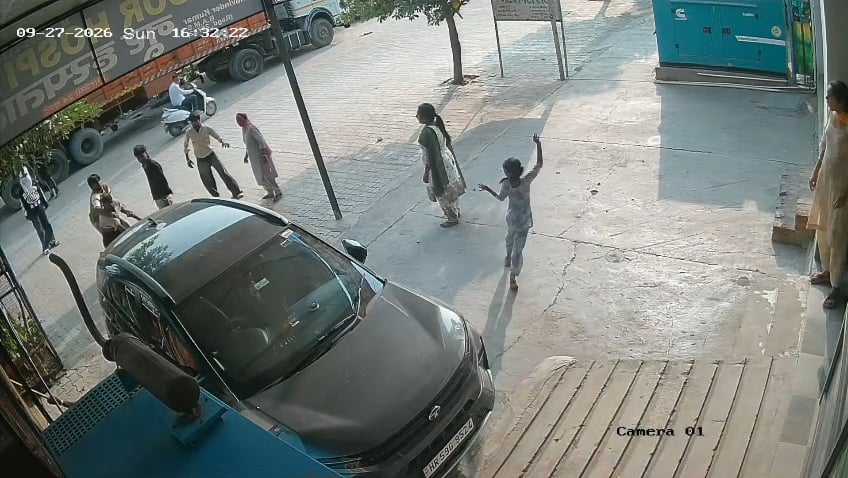 नूर हॉस्पिटल के बाहर युवकों का द्वारा ईंट मारकर तोड़ी गई गाड़ी व मौजूद पुलिस : संवाद नूर हॉस्पिटल के बाहर युवकों का द्वारा ईंट मारकर तोड़ी गई गाड़ी व मौजूद पुलिस : संवाद