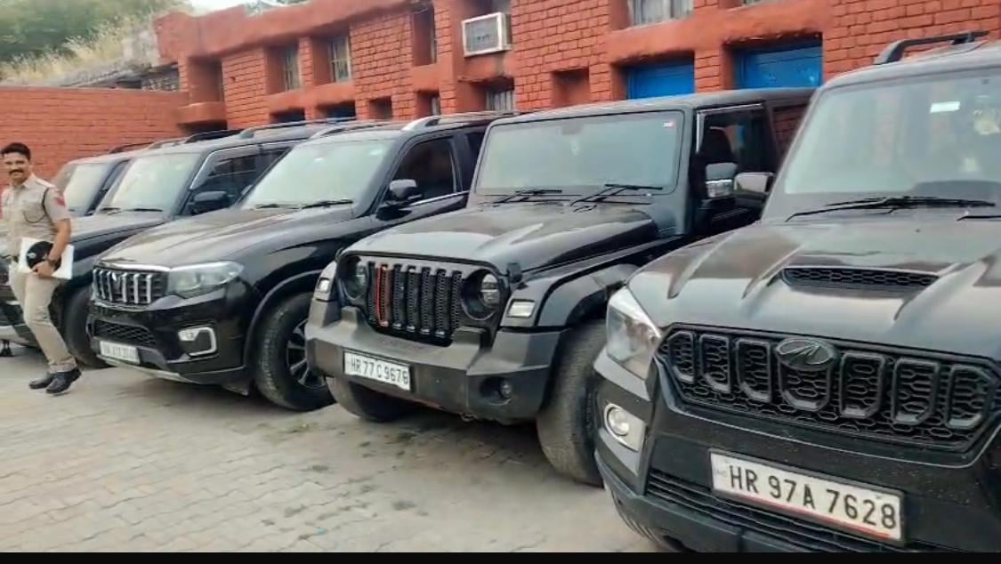 पुलिस की ओर से जब्त की गईं गाड़ियां। प्रवक्ता पुलिस की ओर से जब्त की गईं गाड़ियां। प्रवक्ता