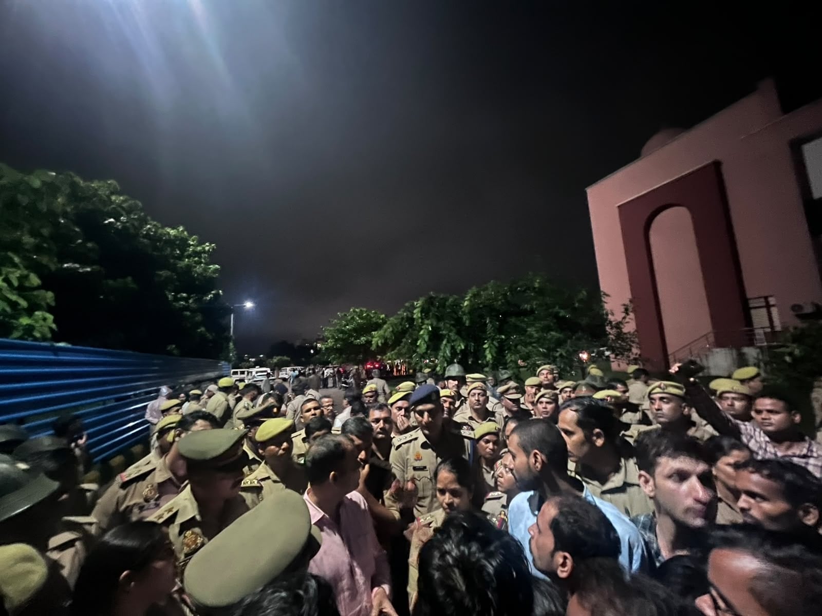 पुनर्वास विश्वविद्यालय में छात्रों के हंगामे के बीच पहुंची पुलिस। स्रोत ः संगठन