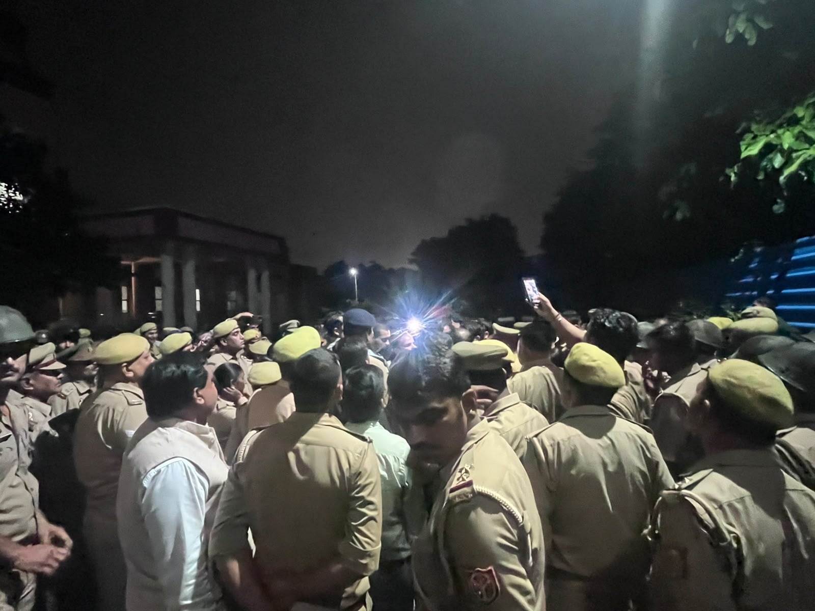 पुनर्वास विश्वविद्यालय में छात्रों के हंगामे के बीच पहुंची पुलिस। स्रोत ः संगठन