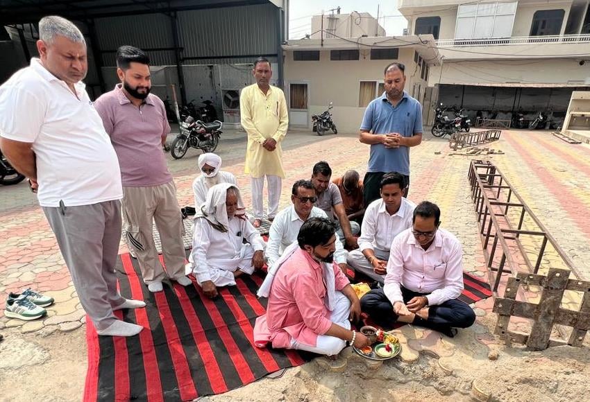 प्राचीन श्री भवानी मंदिर में पूजन करते पदाधिकारी। विज्ञप्ति