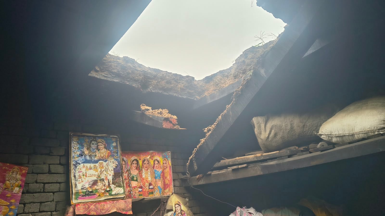परीक्षितगढ़- गांव आलमगिर पुर बढ़ला 8 निवासी पीड़िता महिला मालती मकान गिरने की जानकारी देती हुई। परीक्षितगढ़- गांव आलमगिर पुर बढ़ला 8 निवासी पीड़िता महिला मालती मकान गिरने की जानकारी देती हुई।