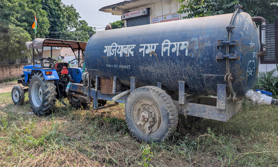 रईसपुर सदरपुर रोड पर नाली का निर्माण न होने के कारण जमा पानी। संवाद