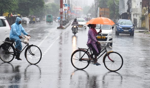 राजधानी में शनिवार को भी बारिश का सिलसिला चला। राजधानी में शनिवार को भी बारिश का सिलसिला चला।