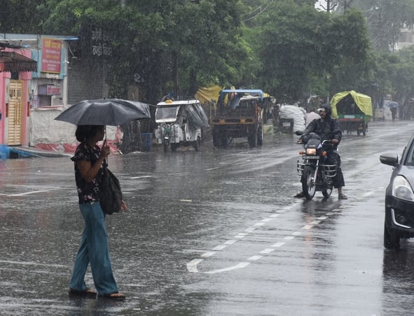 राजधानी में शनिवार को भी बारिश का सिलसिला चला। राजधानी में शनिवार को भी बारिश का सिलसिला चला।