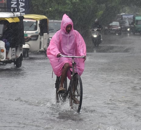 राजधानी में शनिवार को भी बारिश का सिलसिला चला। राजधानी में शनिवार को भी बारिश का सिलसिला चला।