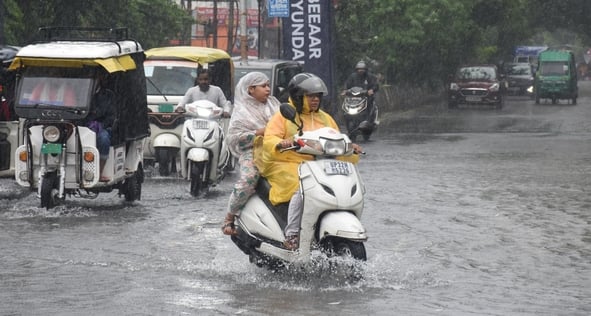 राजधानी में शनिवार को भी बारिश का सिलसिला चला। राजधानी में शनिवार को भी बारिश का सिलसिला चला।